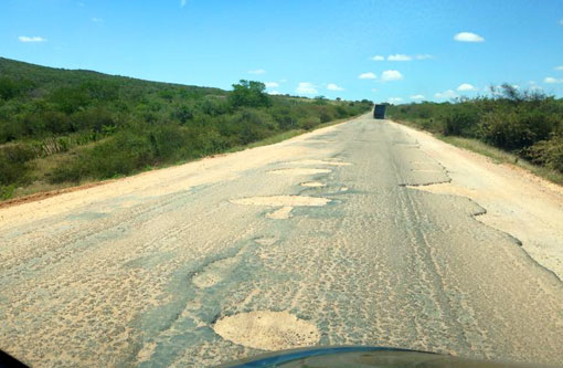 BR-030: Trecho entre Brumado e Sussuarana ainda tem muitos buracos