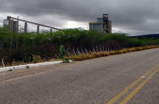 Brumado: Bandidos tomam Hilux de assalto na BR-030 próximo à fábrica de cimento