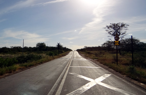 Homem é feito refém e tem Hilux tomada de assalto na BR-030, em Brumado