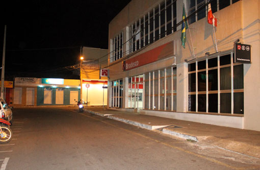 Veículo Gol foi furtado em frente ao Banco Bradesco, em Brumado