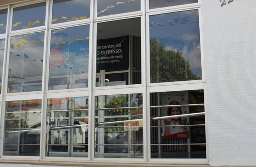 Brumado: Homem quebra vidraça do Banco Bradesco