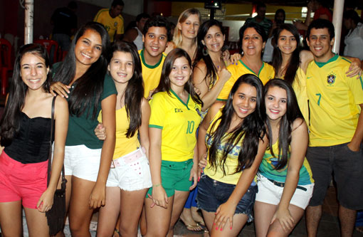 Fotos: Torcedores brumadenses fazem a festa após vitória do Brasil contra a Colômbia