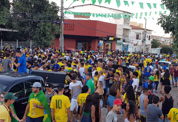Brasil vence México e brumadenses fazem a festa 