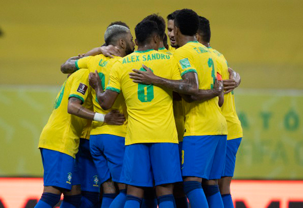 Brasil vence o Peru e segue líder nas Eliminatórias