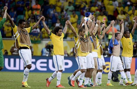 FRED FAZ DOIS, BRASIL VENCE E PASSA EM 1º