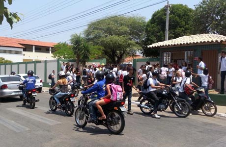 Brumado: Estudantes brigam na saída do Colégio Estadual