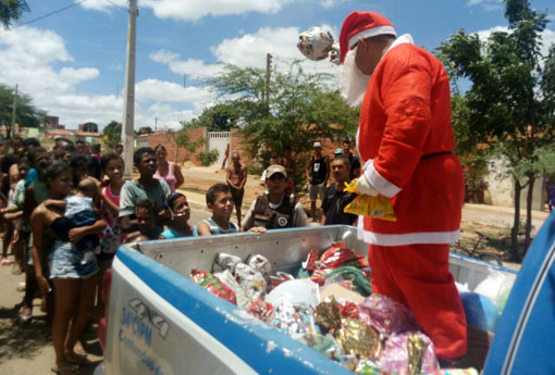 Brumado: Polícia Militar entregou brinquedos arrecadados em campanha para o Bairro Urbis 2