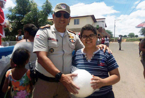 Brumado: Polícia Militar entregou brinquedos arrecadados em campanha para o Bairro Urbis 2