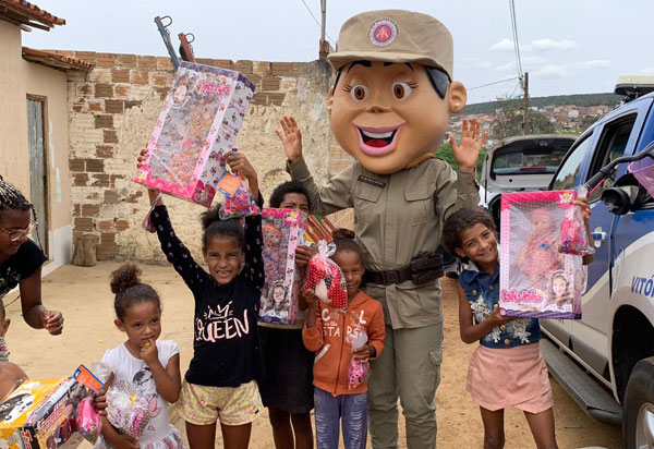 Conquista: Crianças são surpreendidas com entregas de brinquedos