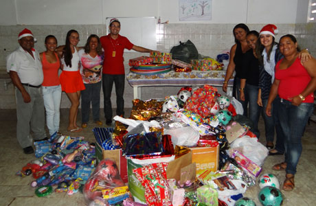 Brumado: Magnesita doa brinquedos para crianças da Vila Presidente Vargas