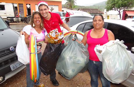 Brumado: Magnesita doa brinquedos para crianças da Vila Presidente Vargas
