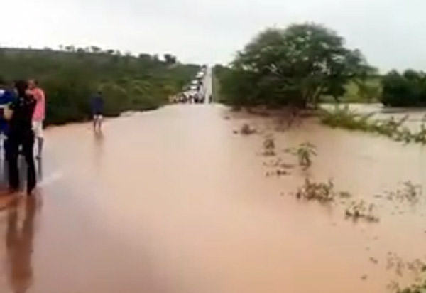 Rios e córregos transbordam e invadem trecho da BR-030 entre Brumado e Sussuarana; veja o vídeo