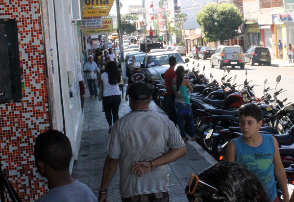 Rendimento dos brasileiros é o menor desde 2012, aponta IBGE