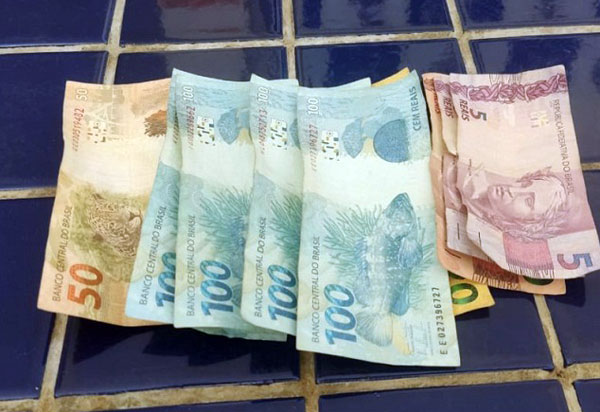 Brumado: Mulher é presa após furtar dinheiro e cartão de cliente em loja no centro