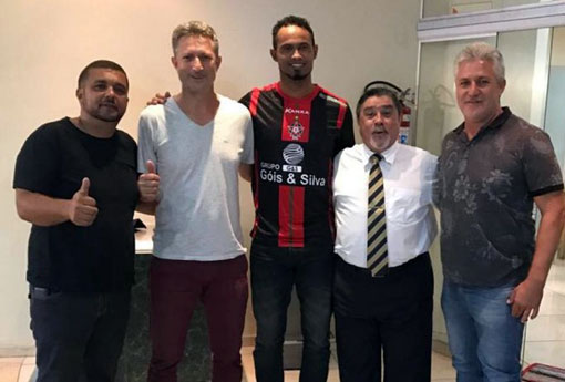 Goleiro Bruno é apresentado oficialmente pelo Boa Esporte