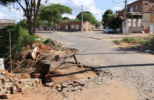 Brumado: Buraco atrapalha o tráfego na Ápio Cardoso
