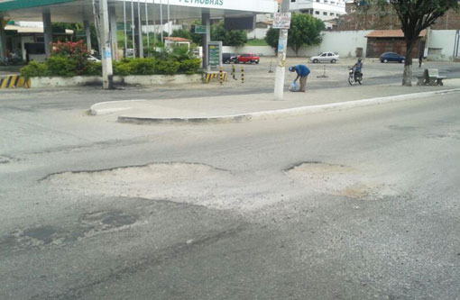 Brumado: Buracos na Avenida Centenário causam transtornos