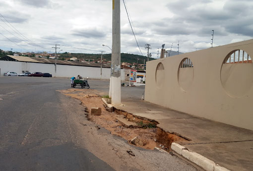 Brumado: buraco aberto pelas chuvas Avenida Lindolfo Azevedo Brito prejudica tráfego e pode causar acidentes
