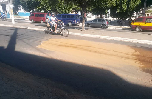 Brumado: Buraco aberto na Avenida Centenário pela Embasa continua a causar transtornos 