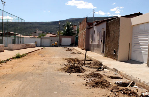 Brumado: Moradores do Bairro Baraúnas reclamam de esgoto aberto