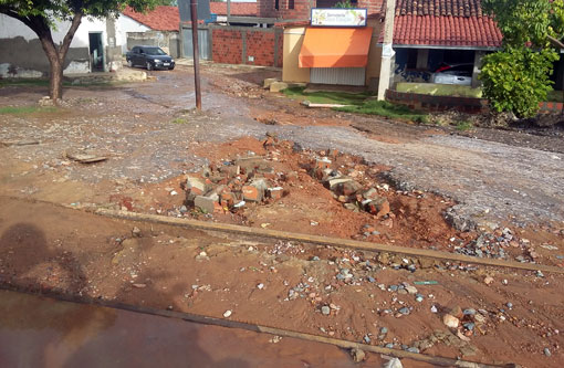 Brumado: Buracos próximo a linha férrea preocupa moradores da Vila Presidente Vargas