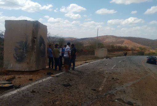 BA-262: carreta bitrem carregada com pedras de mármore capota e provoca estragos no asfalto