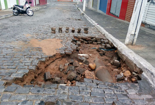 Brumado: chuva abre buraco, mais uma vez, na Rua Oflávio Silveira Torres