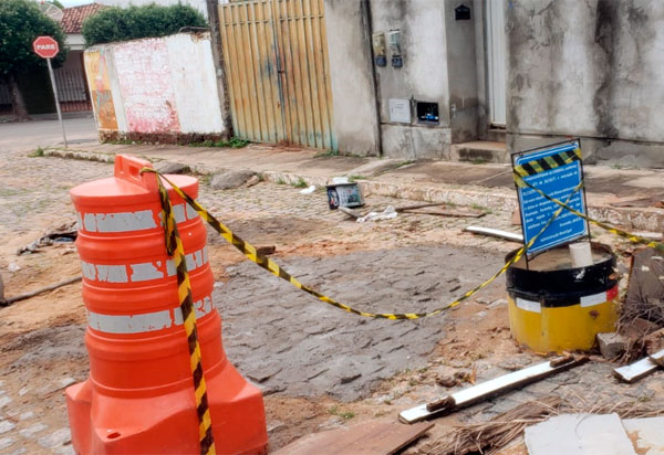 Brumado: Moradores da Rua José Meira Leite consertam buraco com recursos próprios