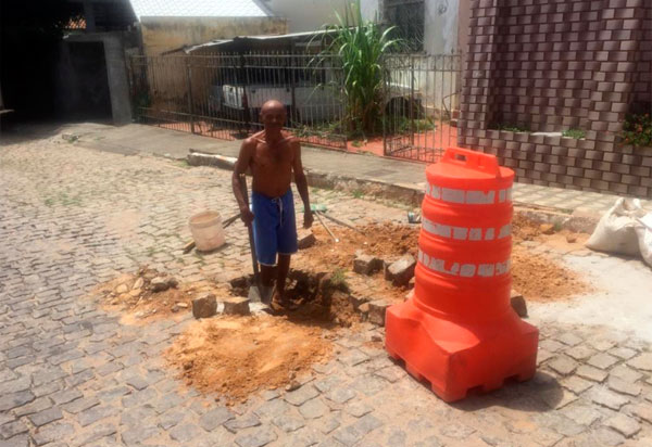 Brumado: Moradores da Rua José Meira Leite consertam buraco com recursos próprios