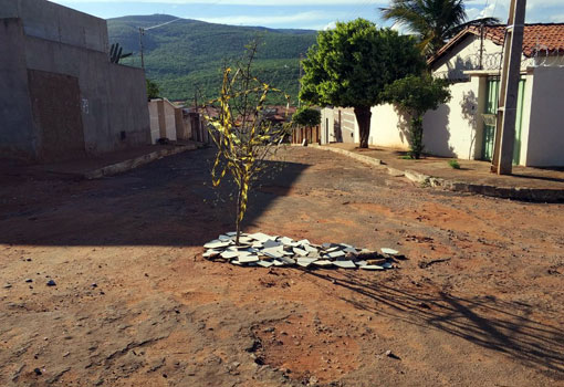 Brumado: buraco aberto há mais de 30 dias pela Embasa irrita moradores das ruas Senegal e República Sul Africana