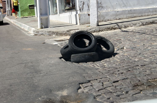 Brumado: Buraco em rua de grande movimento prejudica o trânsito