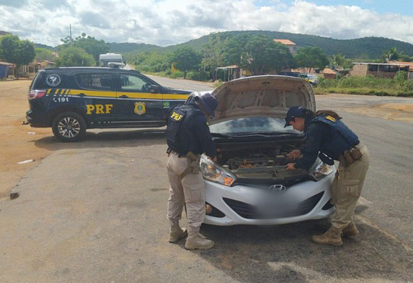 BR-030: Após abordagem no Trevo do ‘Pancadão’, PRF recupera carro roubado rodando com placas clonadas na região sudoeste da Bahia