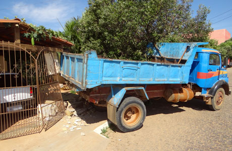 Brumado: Após perder freio caçamba colide em residência