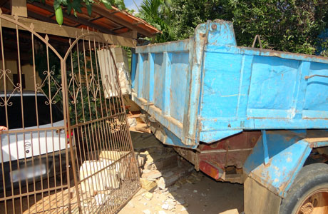 Brumado: Após perder freio caçamba colide em residência