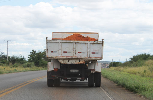 BA-148: Caçamba é flagrada fazendo transporte de carga de maneira irregular