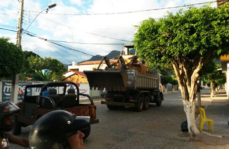 Livramento: Caçamba atinge rede elétrica e cidade fica mais de uma hora sem energia