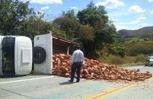 Caçamba carregada de blocos tomba na Serra das Almas