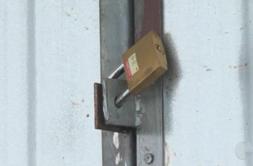 Bahia: Após ser derrotado nas urnas, ex-prefeito tranca a sede da prefeitura com cadeados e tapumes