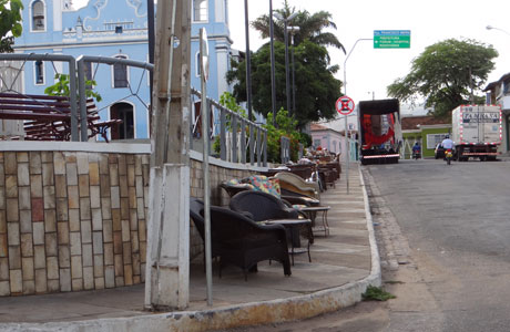 Brumado: Cadeiras ocupam calçadas da Praça da Matriz