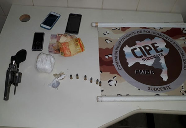 Caetité: Caesg e 94ª CIPM apreendem drogas, armas e prendem suspeito de integrar perigosa facção criminosa de crime organizado na Bahia
