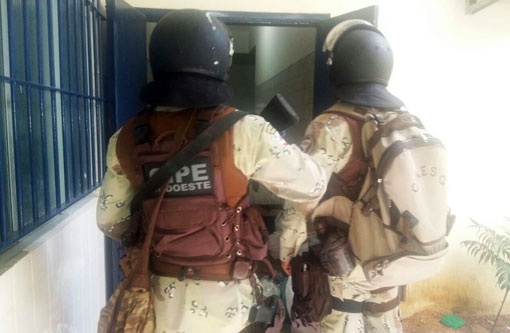 Brumado: Polícia Civil com apoio da CAESG realizou vistoria nas celas da delegacia e apreendeu vários objetos