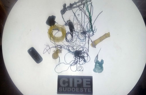 Brumado: Polícia Civil com apoio da CAESG realizou vistoria nas celas da delegacia e apreendeu vários objetos