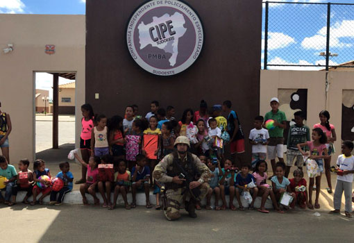 Ação de Natal: CAESG distribui presentes a crianças carentes do Bairro Henriqueta Prates, em Vitória da Conquista
