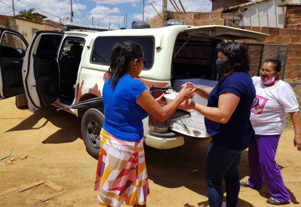 Cipe Sudoeste entrega Marmitex a moradores do bairro Borracha Queimada em Vitória da Conquista 