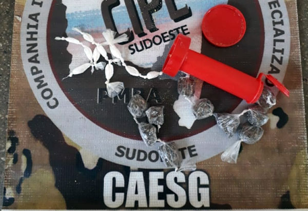 Dois menores de idade são apreendidos e duas pessoas detidas acusadas de tráfico de drogas em Aracatu