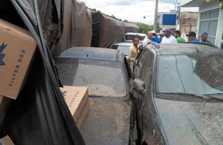 Caetité: Carreta desgovernada colide com nove carros e tomba na entrada da cidade