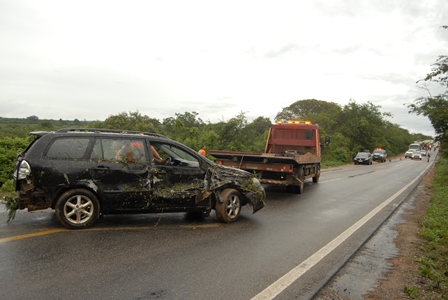 Caetité: Carro bate em viatura da Polícia Civil no mesmo local do acidente entre Van e Carreta