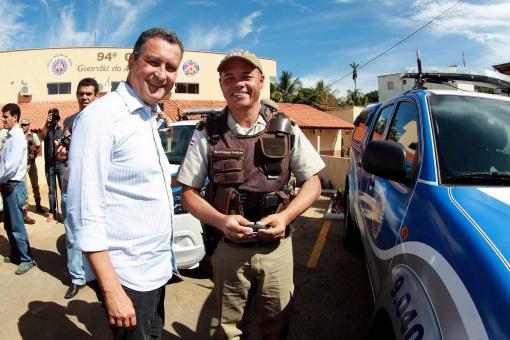 Em Caetité, Rui entrega viaturas da PM, estrada e máquinas para agricultura familiar 