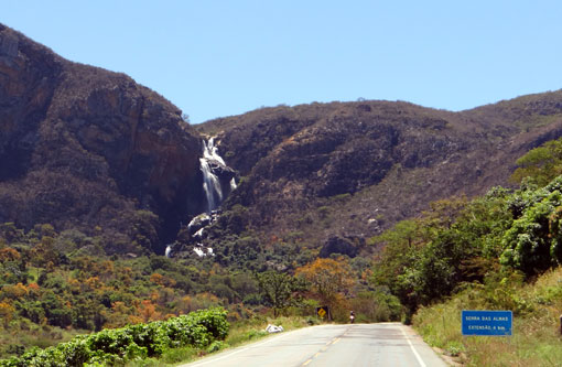 Sabiá ‘O homem pássaro’ fará voo de wingsuit na cachoeira de Livramento de Nossa Senhora