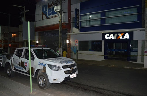 Bandidos fortemente armados explodem dois bancos em Livramento de Nossa Senhora